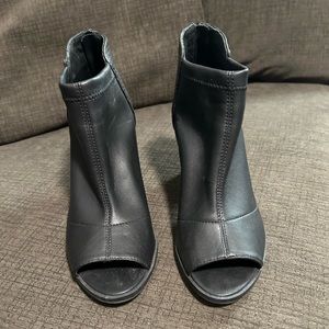 Simply Vera, Vera Wang Chuck Heel